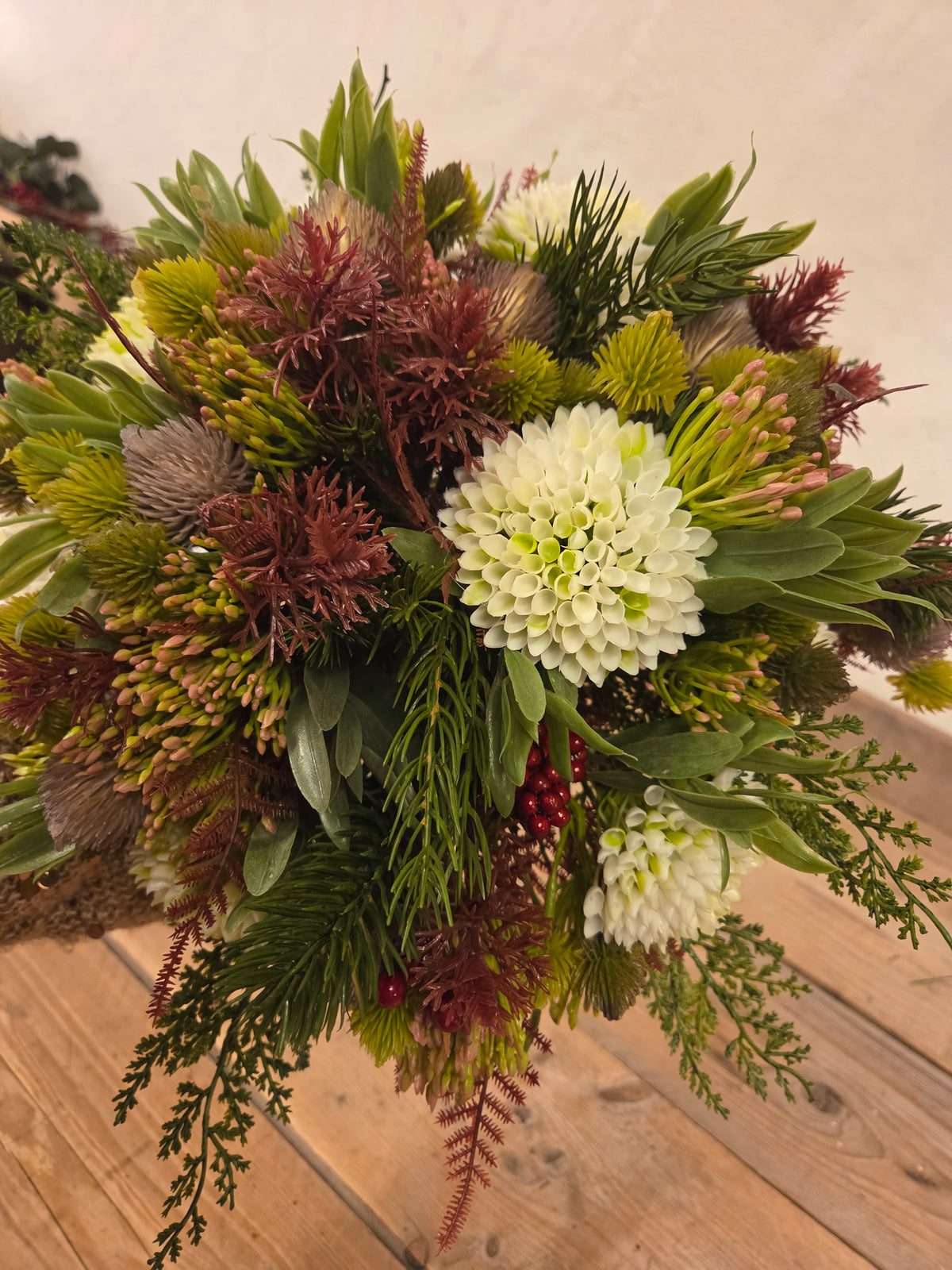 Boeket kant-en-klaar namaak, wit kunstbloemen met groenblad en rode accenten