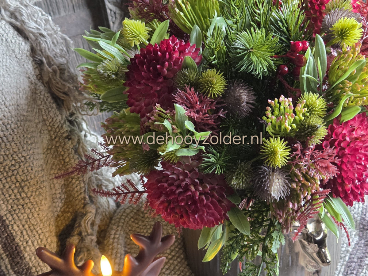 Boeket kunstbloemen Kerst, kant-en-klaar namaak in rood en groen met groene bladeren, De Hooyzolder