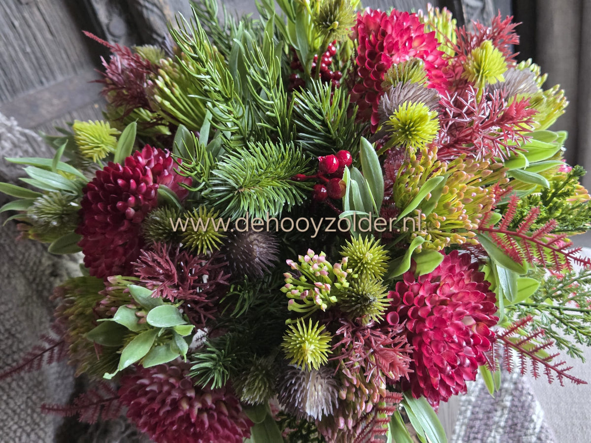 Boeket kant-en-klaar namaak kerstbloemen van De Hooyzolder in rood, groen en geel