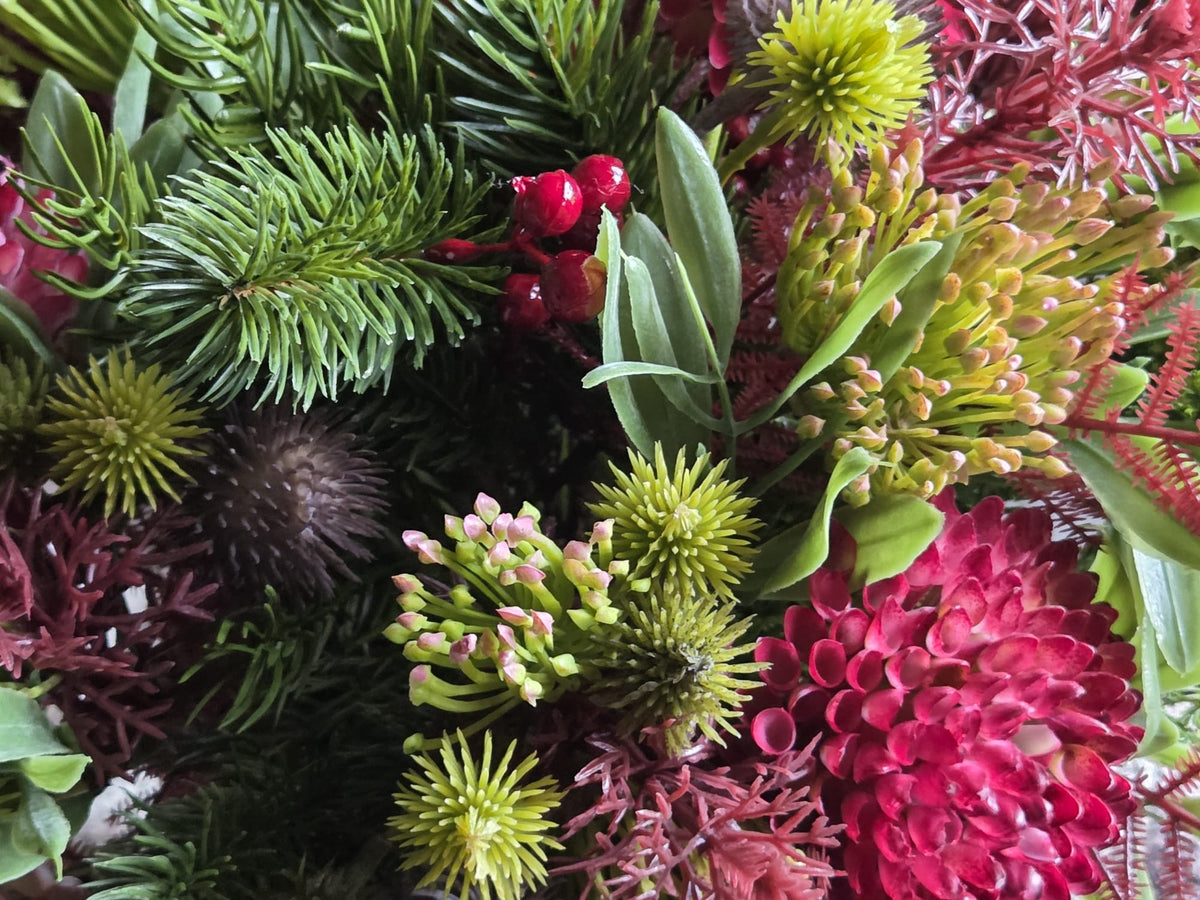 Boeket kant-en-klaar namaak kerstbloemen De Hooyzolder, met groene takken, gele bloemtoppen en rode bessen