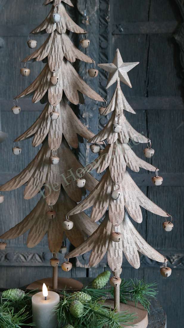Kerstboom belletjes - M, twee beige houten kerstbomen met belletjes en ster, De Hooyzolder