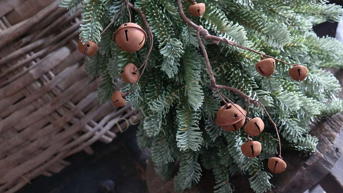 Nobilis kerstboom tak met real touch, groene naalden en houten belletjes