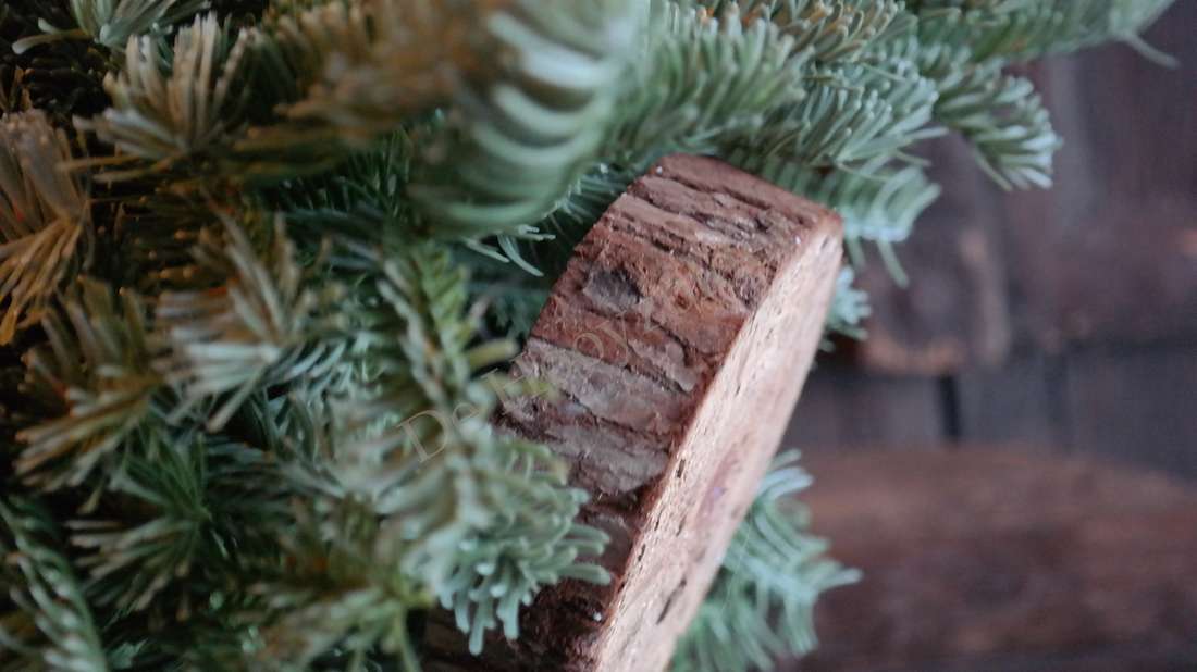 Nobilis kerstboom real touch op boomstam, 30 cm, groene naaldtakken rondom een houten stam