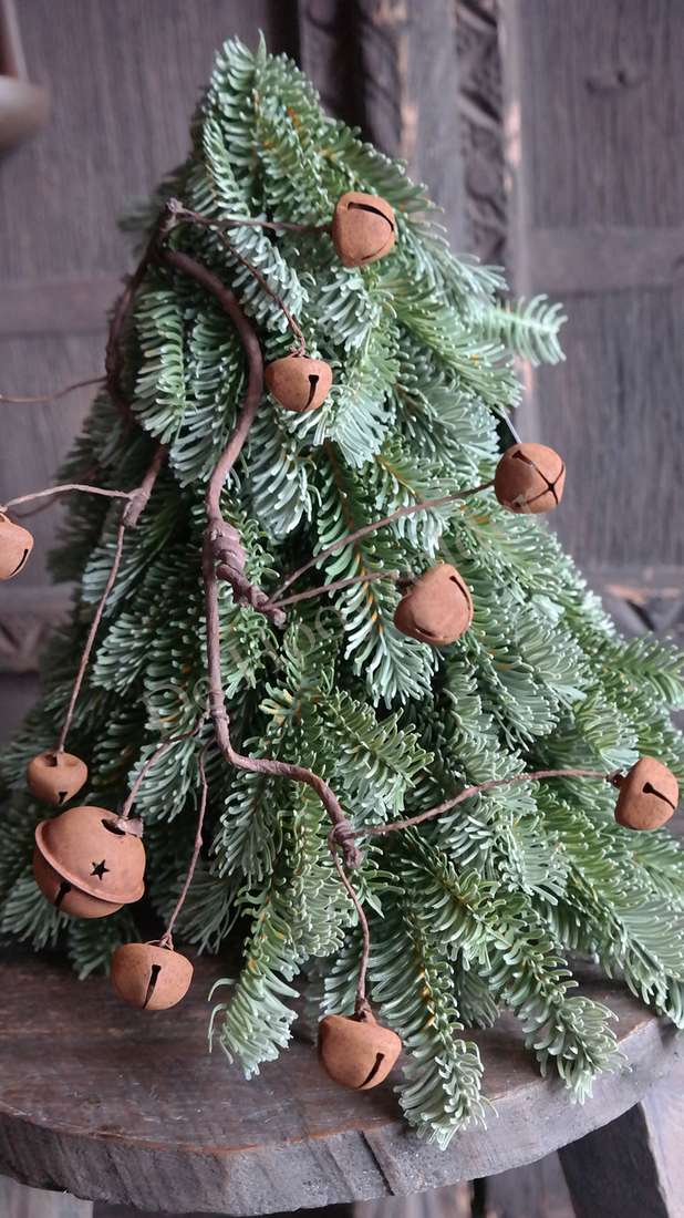 Nobilis kerstboom real touch op boomstam, 30 cm, met groene naaldtakjes en bruine belletjes
