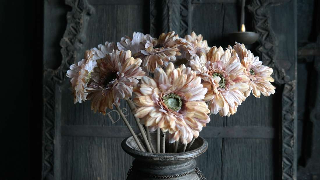 Gerbera kunstbloemen De Hooyzolder in beige-bruin tinten in donkere vaas