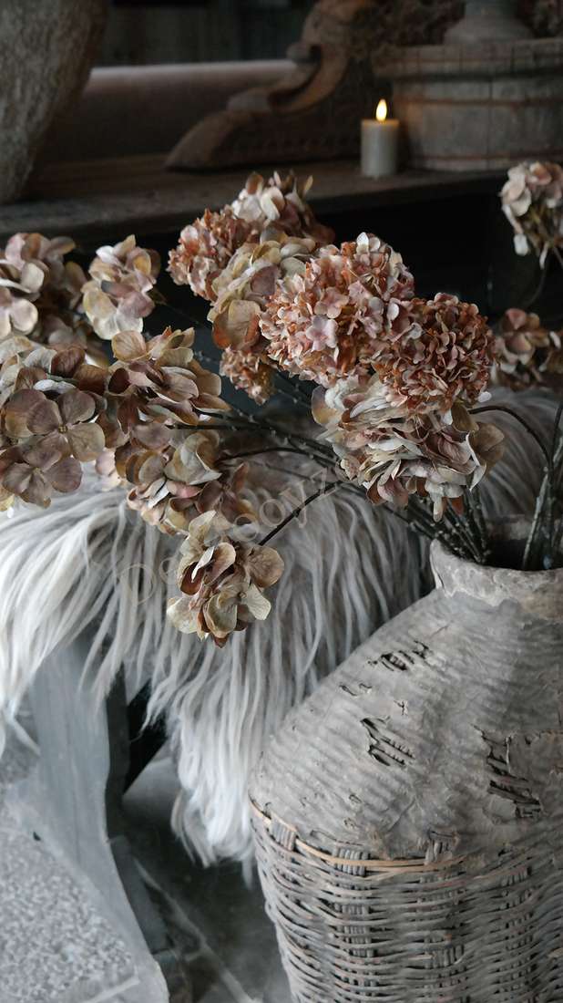 Hortensia gedroogd met zes bloemgroepen in beige-bruin zijde, in een gevlochten rieten vaas