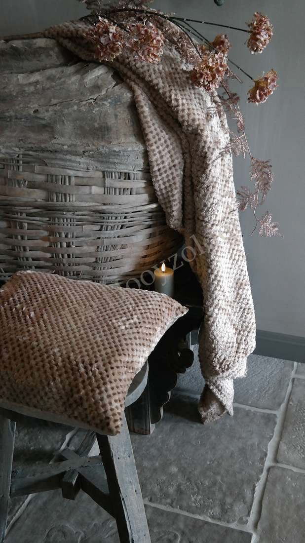 Plaid Rick fluffy - nougat: beige, zachte deken over een rieten mand met droogbloemen
