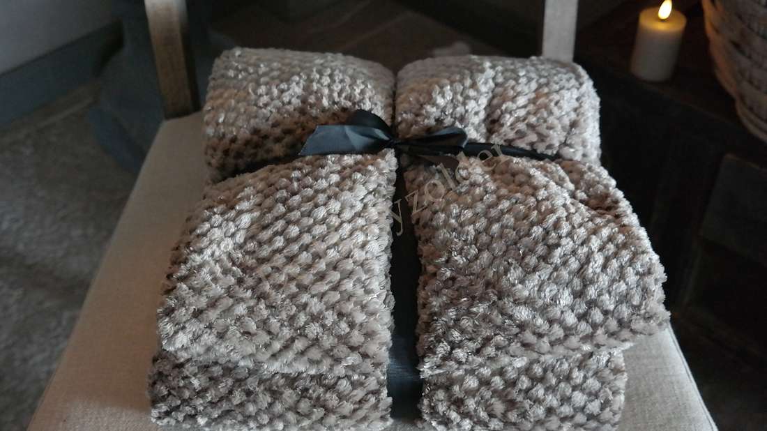 Plaid Rick fluffy - grijs, set van vier pluizige dekens gebonden met een zwarte strik