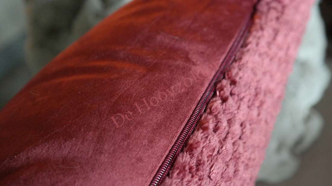 Kussen Rick fluffy bordeaux met fluweel bovenkant en zichtbare rits De Hooyzolder