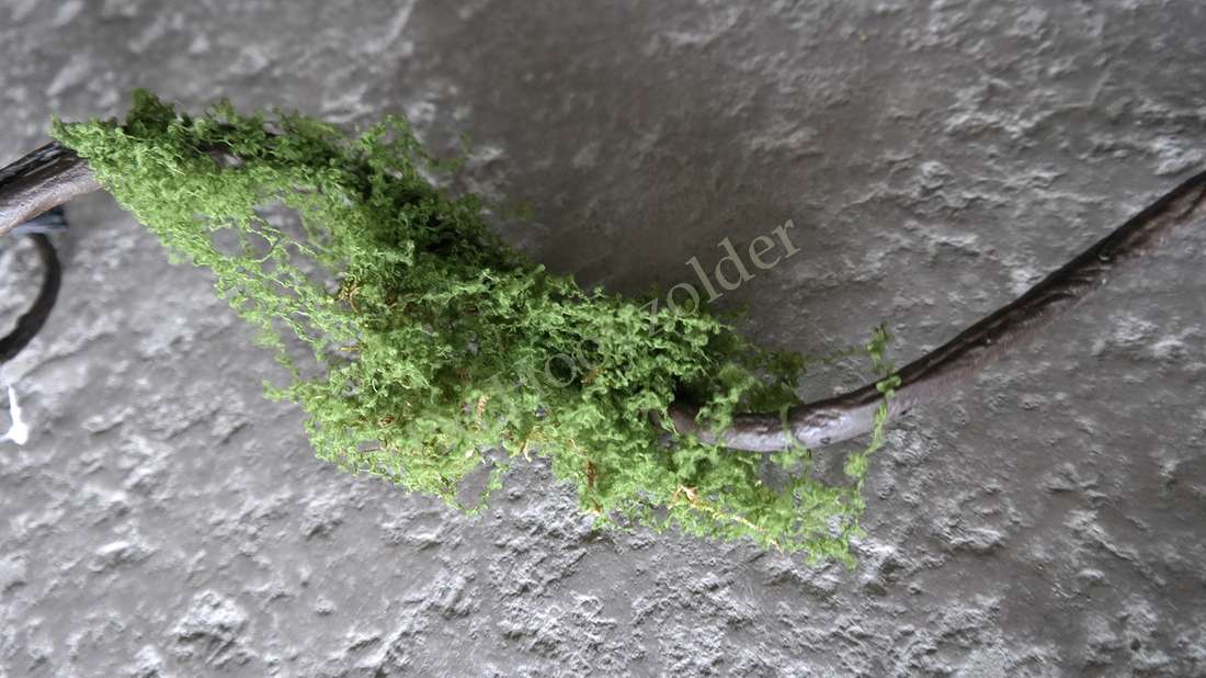 Mostak kronkel namaak-96 cm decoratieve tak met groen mos, De Hooyzolder