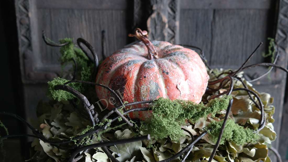 Mostak kronkel namaak-96 cm decoratie met oranje pompoen, groene mos en takken van De Hooyzolder