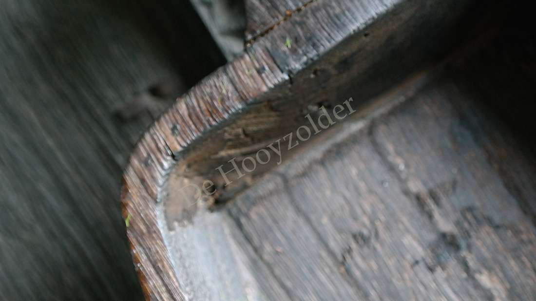 Graanschep van donkerbruin hout met duidelijke nerf; merk De Hooyzolder.