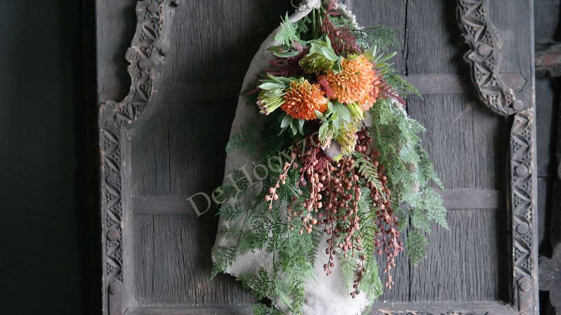 Toef Herfst incl doek, niet-bloeiende kunstplant met oranje bloemen en groen blad in burlap-wikkel, De Hooyzolder
