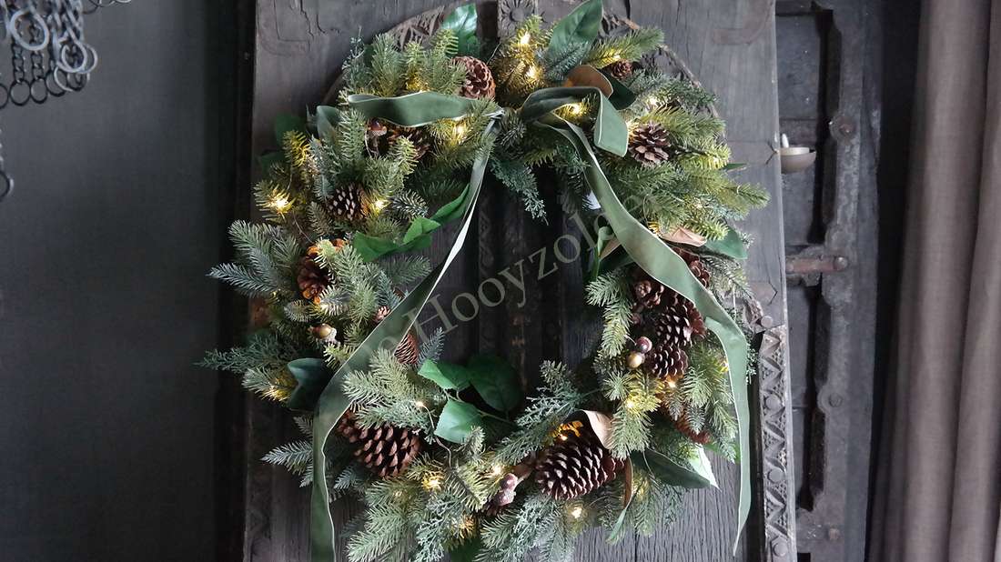 Kerstkrans De Hooyzolder, namaak dennenkrans met LED-verlichting, 72 cm, groene takken en dennenappels.