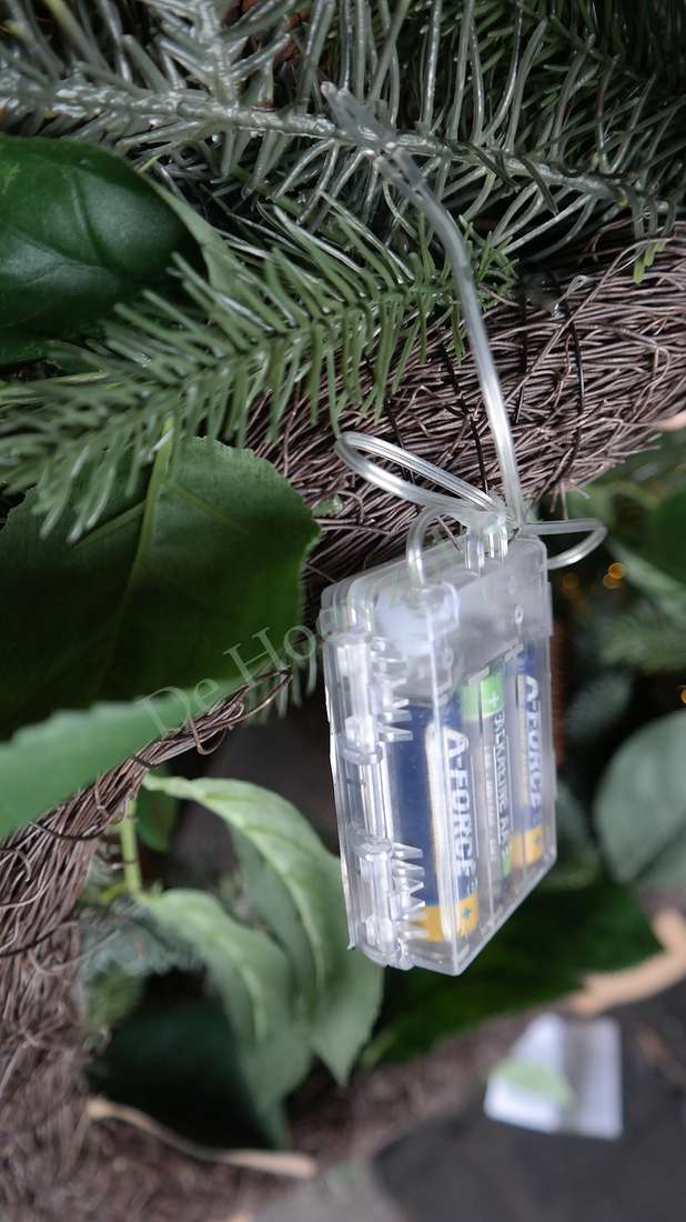 Kerstkrans met LED-verlichting; gevlochten bruine takkenkrans met groene bladeren, batterijhouder zichtbaar