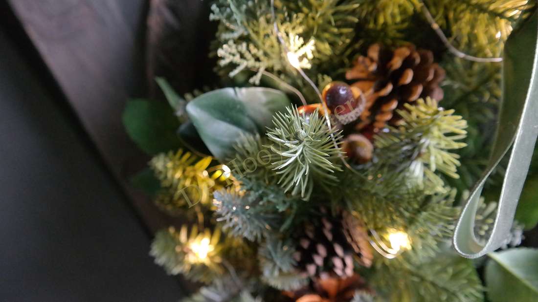 Luxe kerstkrans met LED-verlichting, 72 cm, namaak dennentakken en dennenappels in groen