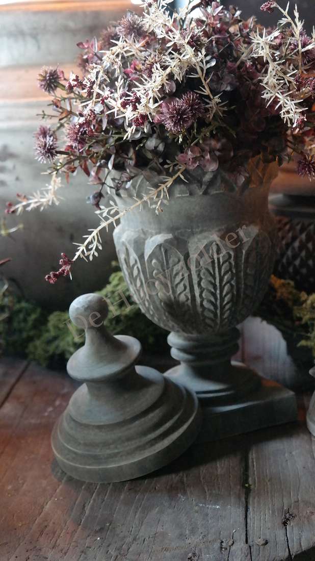 Luksa Pot Aditya met deksel, grijze decoratieve urn met reliëfpatroon en gedroogde bloemen