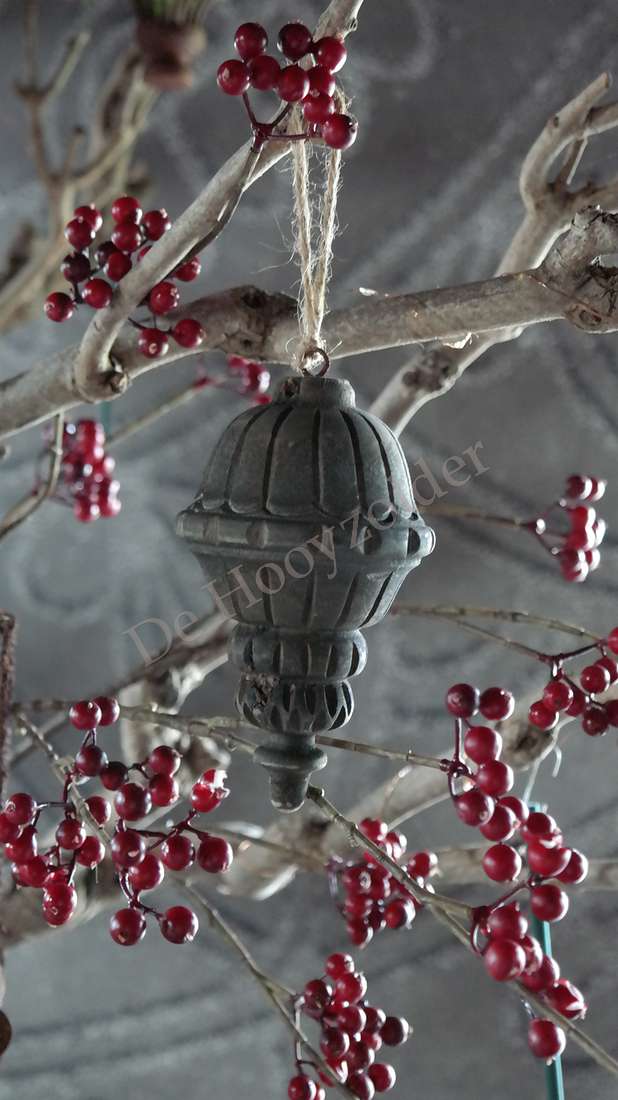 Hangende houten klos Carol ornament in donkergrijs met jute koord en rode bessen, De Hooyzolder