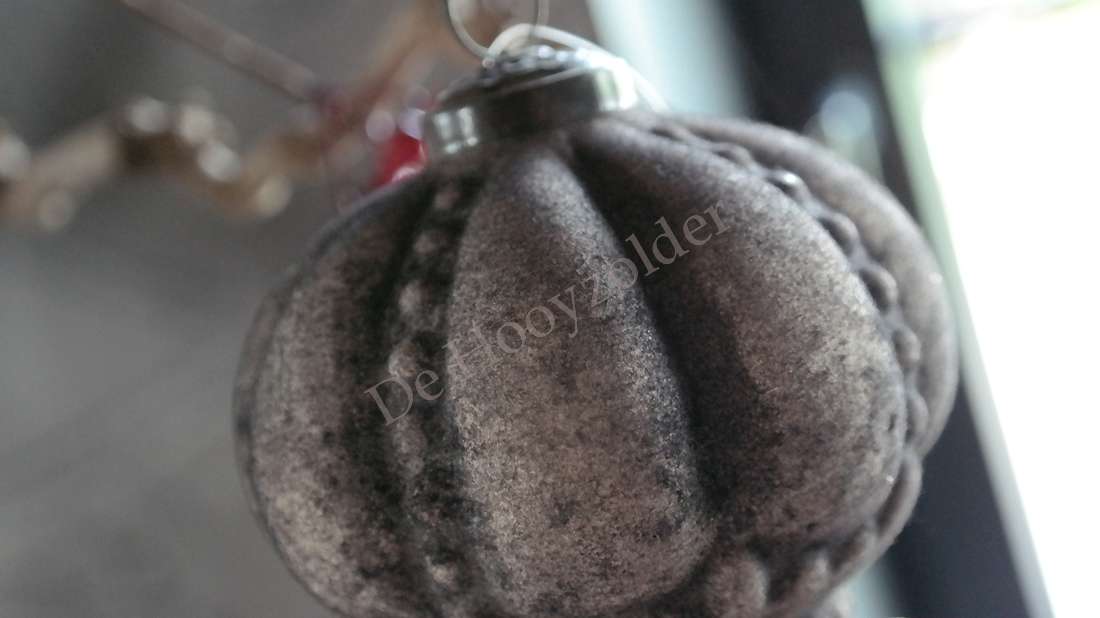Luksa Eikennoot bal camel velvet, ornament met metalen kap en ophanglus; De Hooyzolder