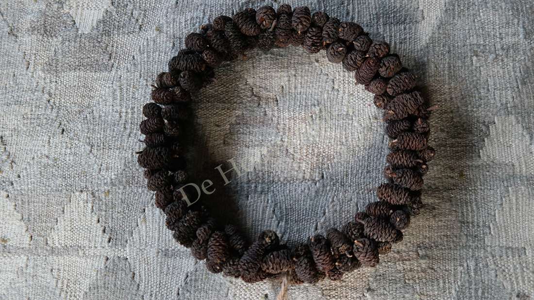 Dennenappel krans, 30 cm, donkerbruine dennenappels, merk De Hooyzolder.