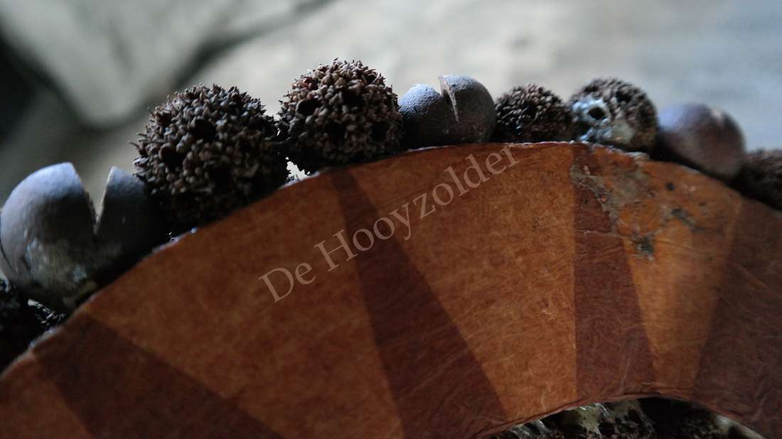 Herfst vrucht krans, 25 cm, met donkerbruine vruchten op een houten ring, De Hooyzolder