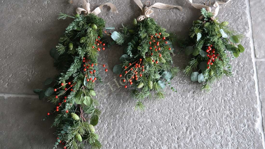 Toef Dennentak-bessen real touch - S, drie kleine hangende kransen van groene takken met rode bessen