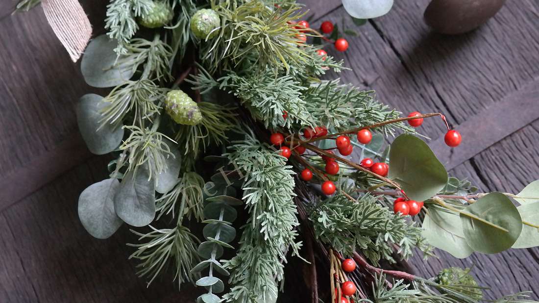 Toef Dennentak-bessen real touch S, groene takken met rode bessen en eucalyptus De Hooyzolder