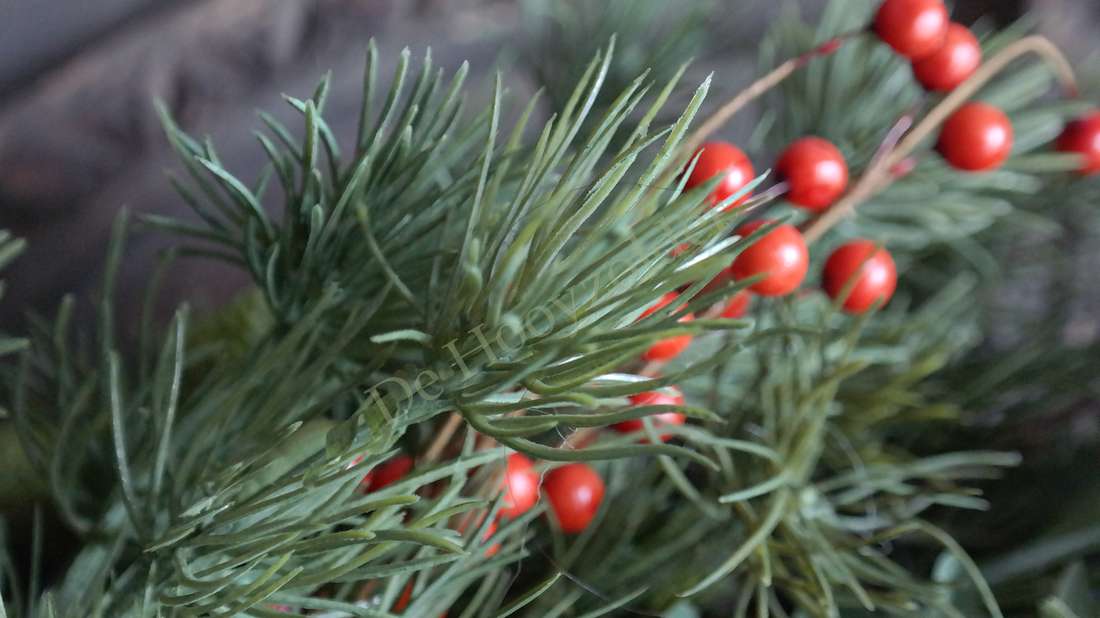 Kerstkrans zijde met eucalyptusbladeren en rode bessen, 70 cm, De Hooyzolder decoratie
