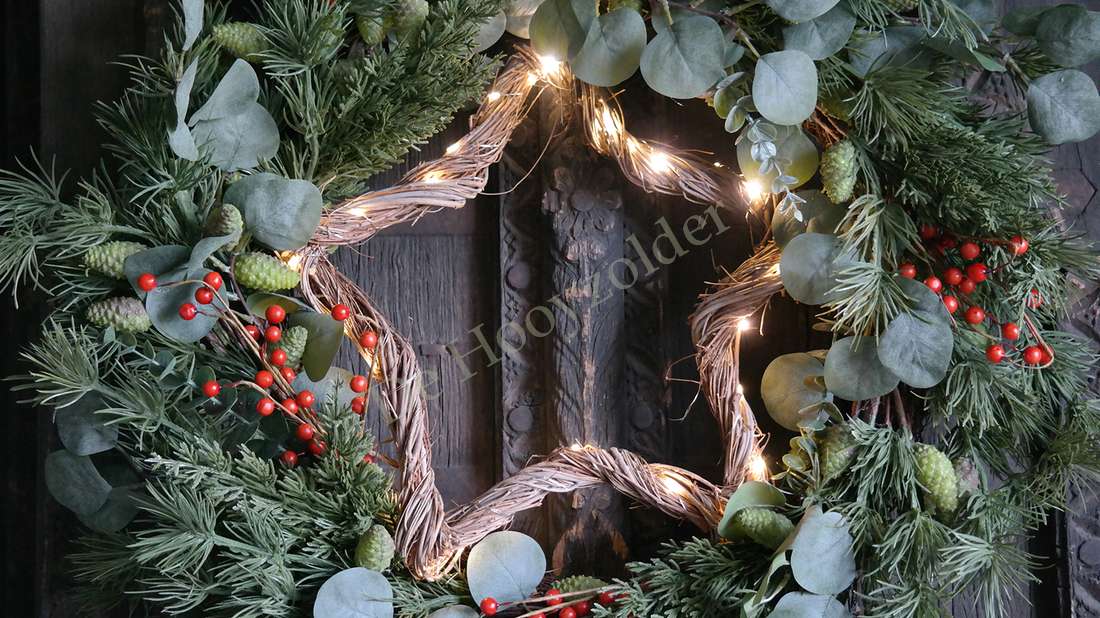 LED ster rotan krans, 50 cm, groene takken met rode bessen en warme lichtjes, De Hooyzolder
