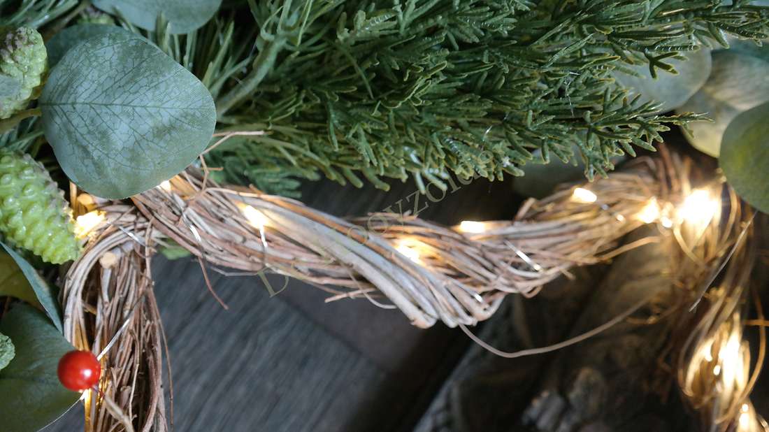 50 cm LED-ster rotan krans met groene takken en warme lichtjes; merk De Hooyzolder zichtbaar