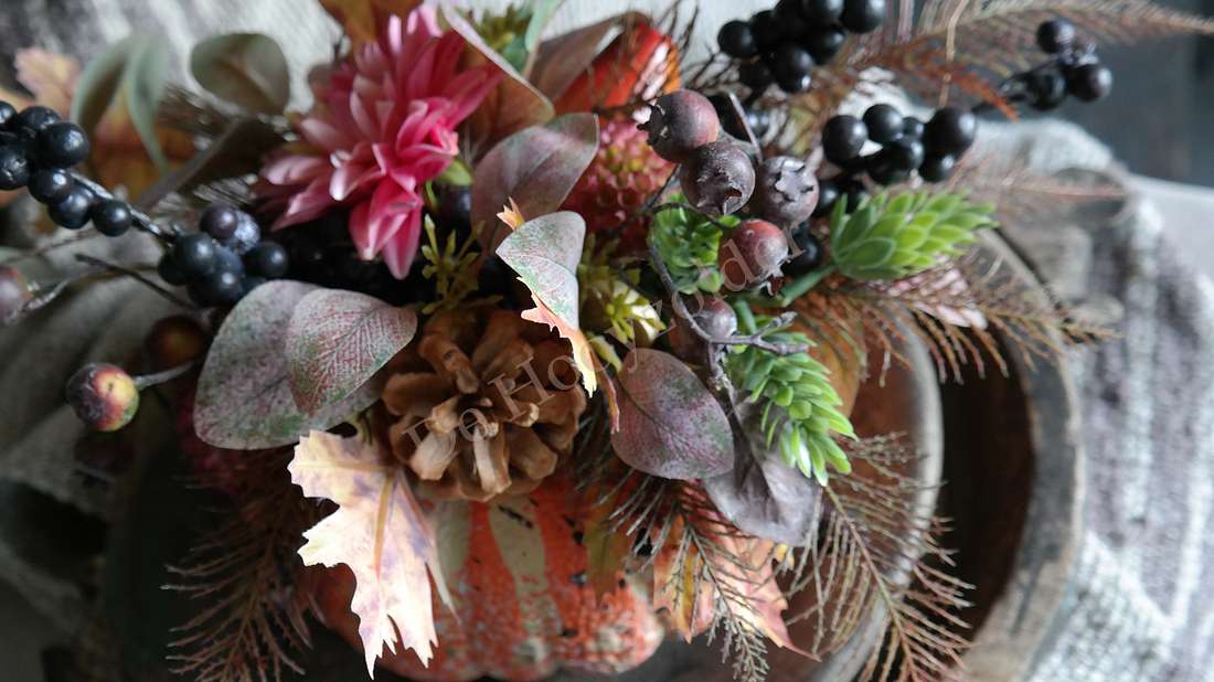 Pompoen namaak met opgemaakte herfstdecoratie in oranje-bruin tinten, De Hooyzolder