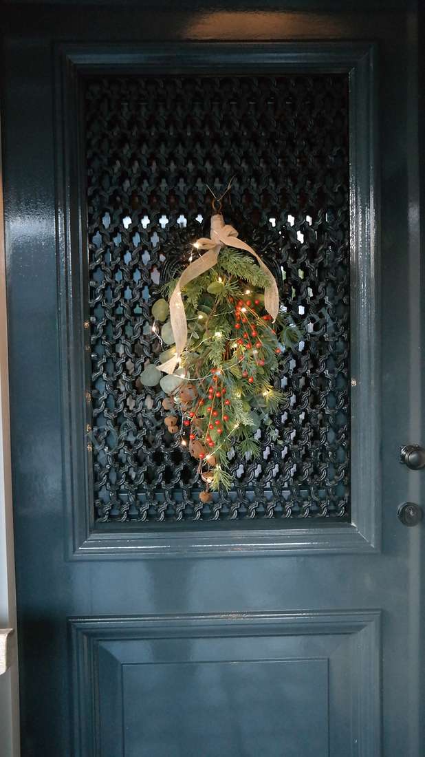 Toef dennentak-bessen real touch M, hangende decoratie met dennen takjes en rode bessen aan een donkerblauwe deur
