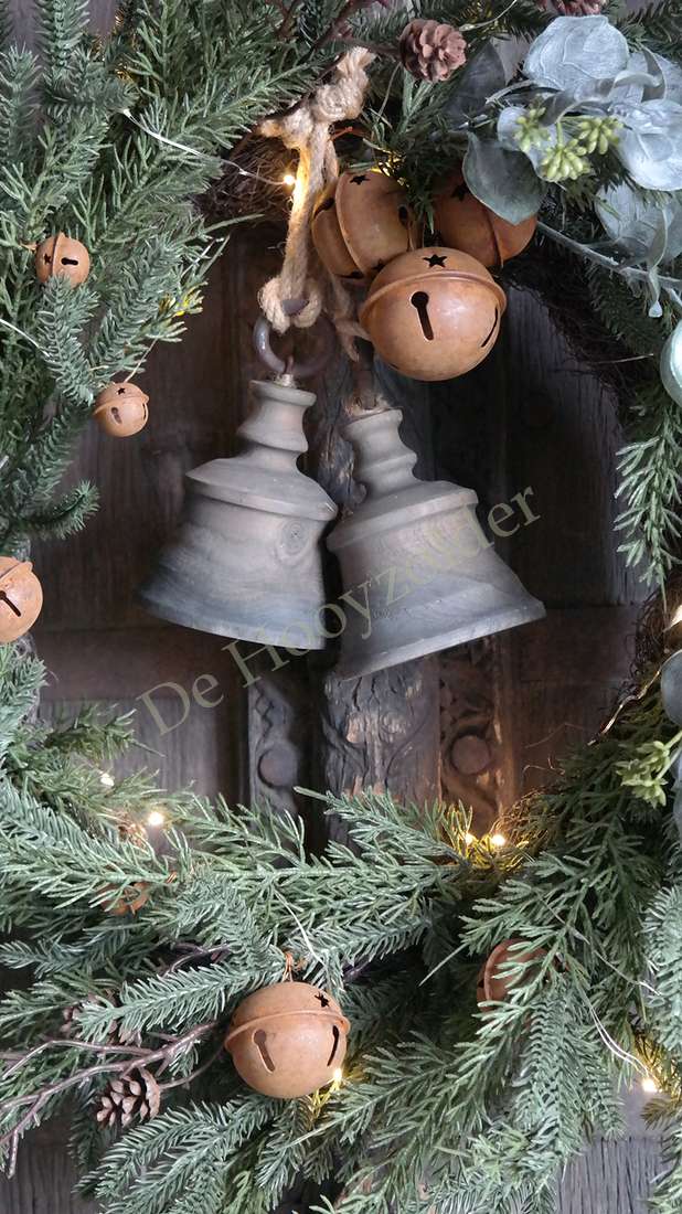 Krans kerst met nepdennen en groene takken, twee grote grijsblauwe bellen en kleine belletjes, De Hooyzolder, 60 cm
