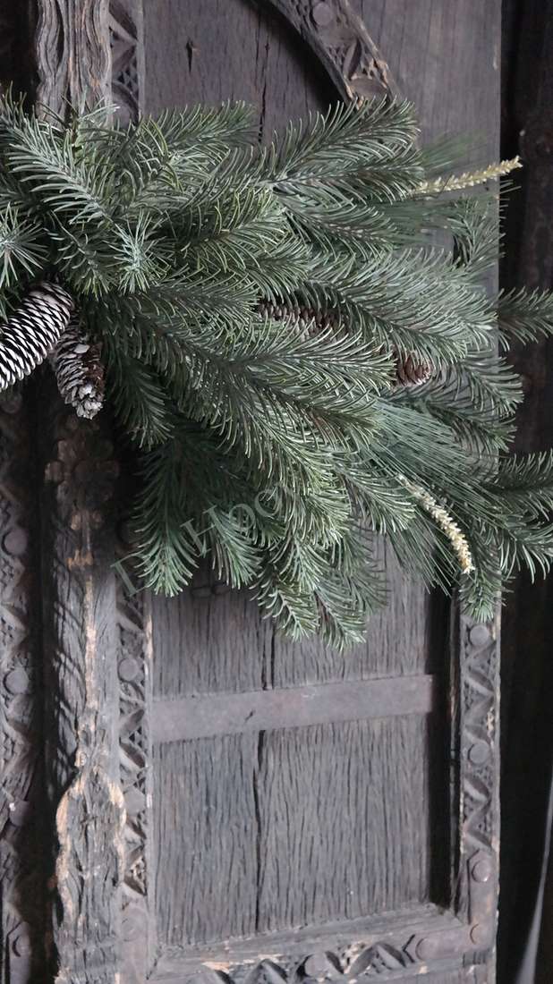 Hanger dennen/pinus real touch 80 cm met groene naaldtakken en dennenappel, De Hooyzolder