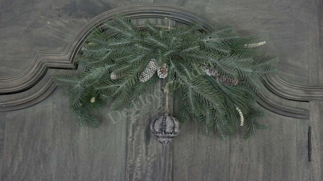 Hanger dennen/pinus real touch 80 cm met dennennaalden, dennenappels en zilveren ornament, De Hooyzolder