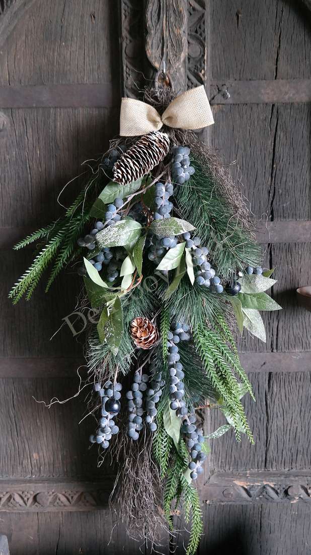 Toef dennen decoratieve hanger met blauwe besjes, dennennaalden en dennenappel, burlapstrik De Hooyzolder