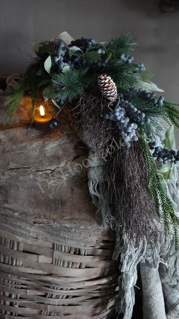 Toef dennen - blauwe bes real touch, 65 cm decoratie met dennen en blauwe bessen bij kaarslicht