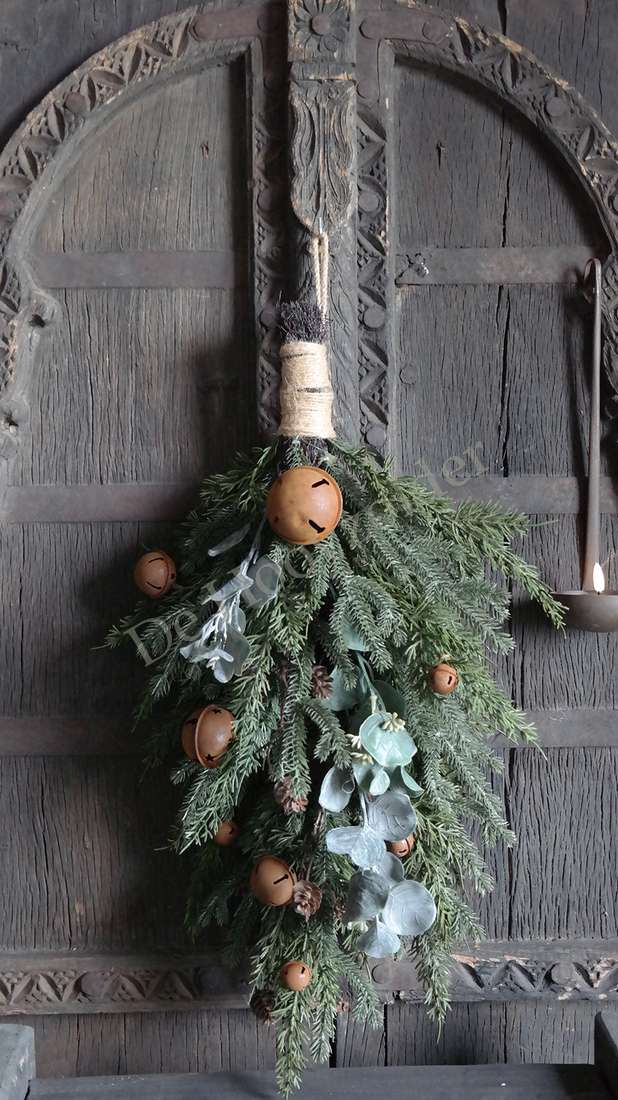 Toef kersttak met dennen, bellen en eucalyptus, 66 cm, incl lampjes, De Hooyzolder