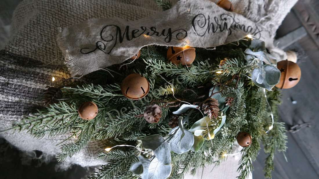 Toef kerstdecoratie met nepdennen takken, houten bellen en lampjes, 66 cm