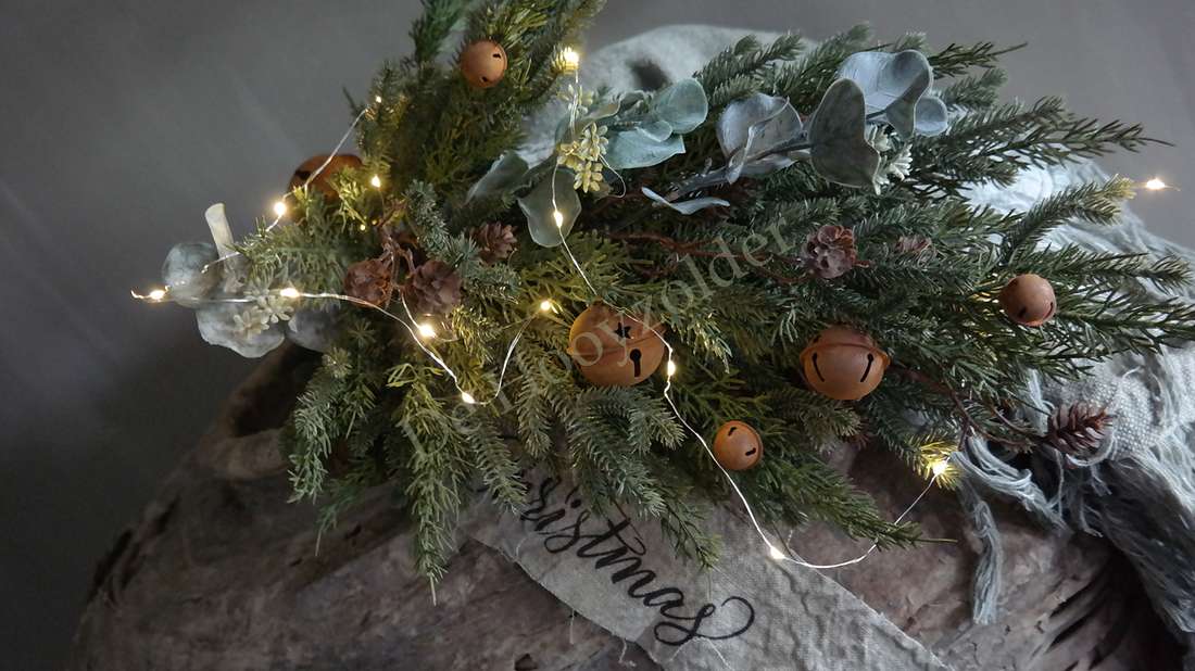 Toef Kerst dennen bellen namaak 66 cm met slingerlampjes; groen takken, eucalyptusbladeren en houten belletjes