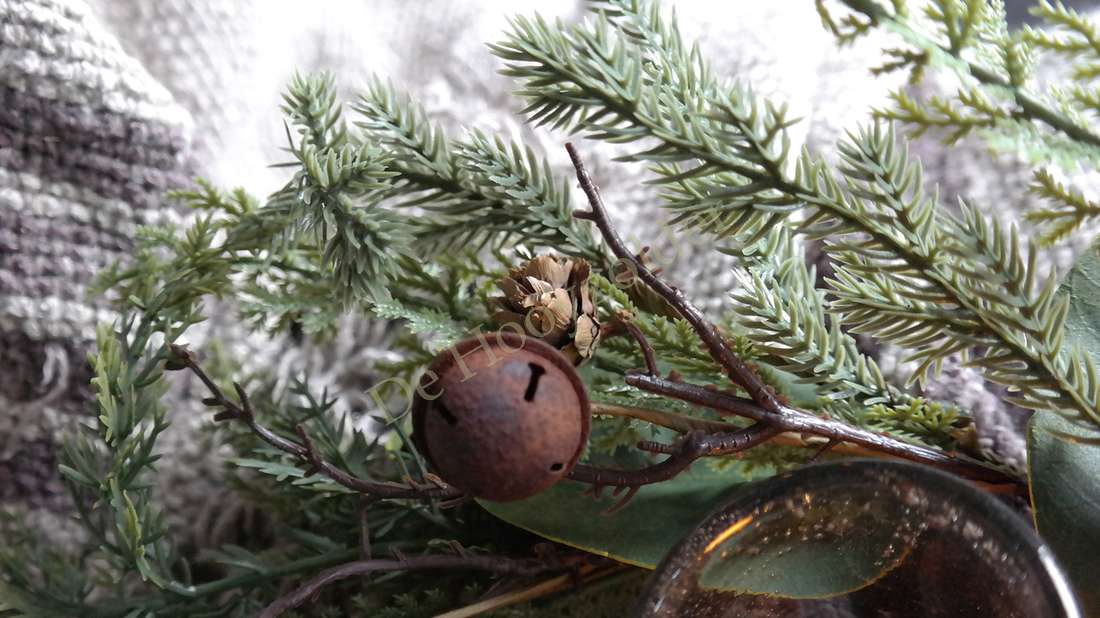 Krans Kerst dennenappel-bellen real touch van De Hooyzolder, groene takken met bruine bel