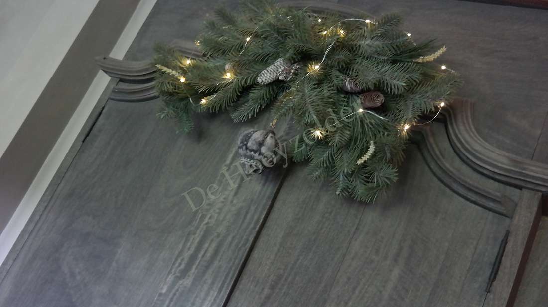 Hanger dennen/pinus real touch 80 cm van De Hooyzolder, groene spartakken met lichtjes en dennenappels op houten tafel