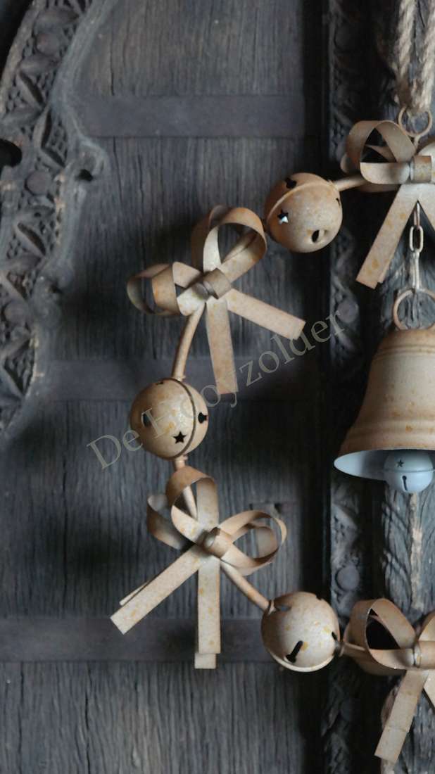 Krans bellen roest, 47 cm, roestkleurige metalen belletjes met strikjes – De Hooyzolder