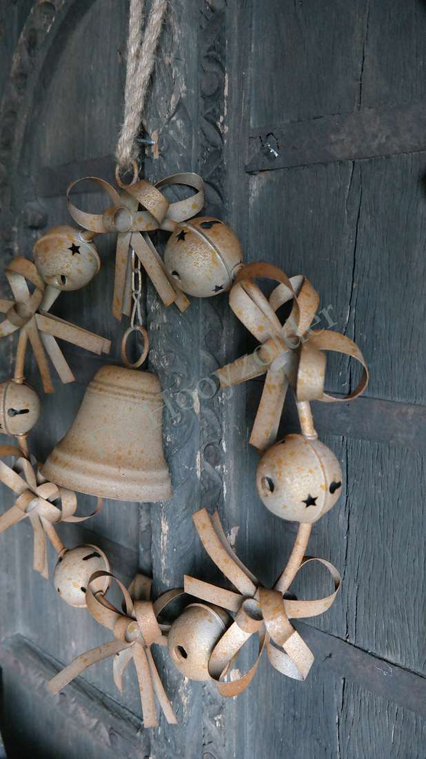 Krans bellen roest, 47 cm, roestkleurige metalen bellen met linten tegen een donkere houten achtergrond, De Hooyzolder