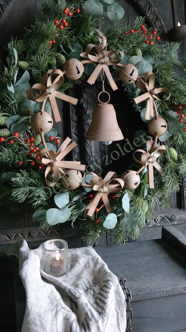 Krans bellen roest met groene takken, rode bessen en bruine linten; centrale bel, 47 cm, De Hooyzolder