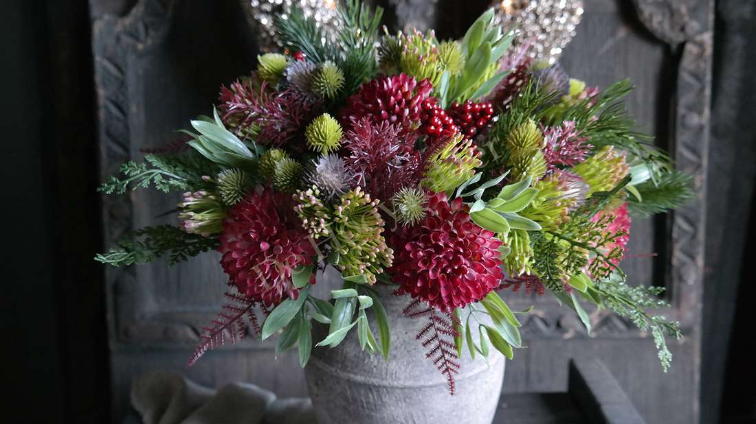 Boeket kerstkunstbloemen XL in een grijze pot met rode bloemen en groene bladeren