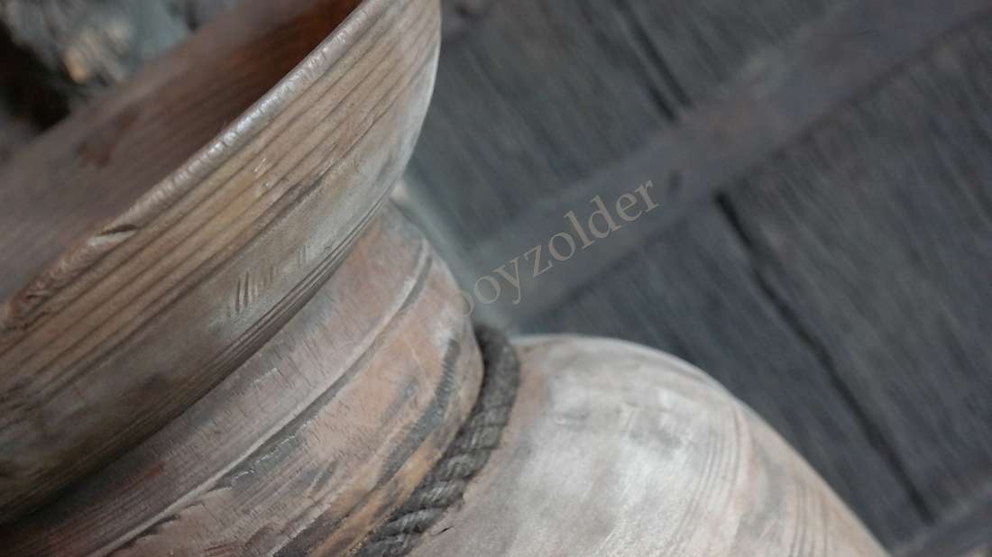 Nepalese pot XL met verweerde houtlook; De Hooyzolder zichtbaar.