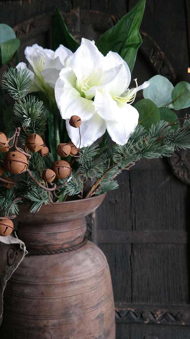 Boeket amaryllis wit - 83 cm in bruine aardewerken vaas met groen blad en takken met vruchten