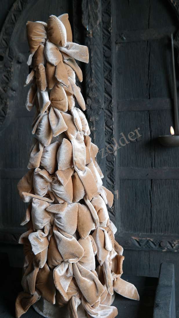 Kerstboomvormige strik in beige velvet