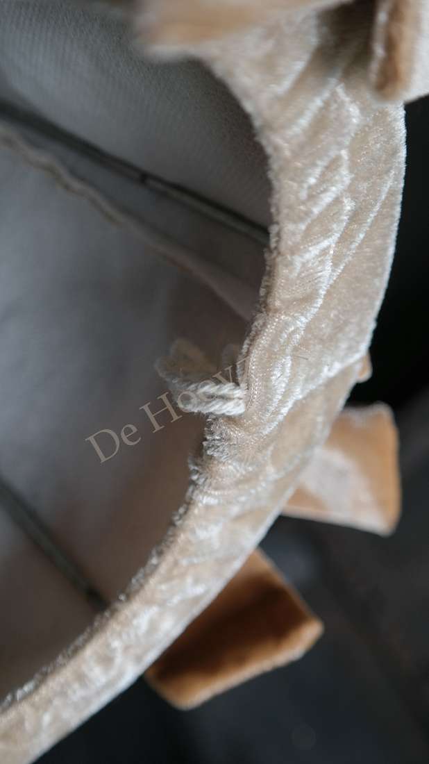 Beige velvet kerststrik voor de boom met De Hooyzolder-watermerk zichtbaar